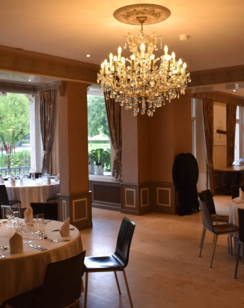 Room Essentie with round tables for a banquette