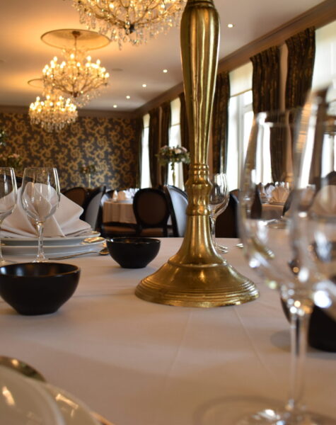 Room 1 with round tables for a banquette