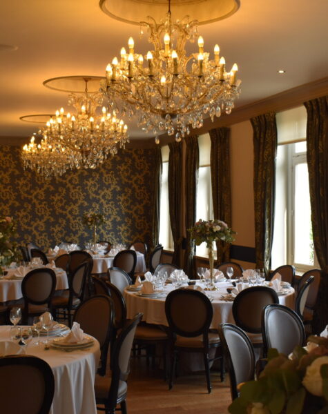 Room 1 with round tables for a banquette