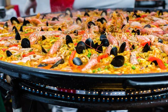 Side view of a paella